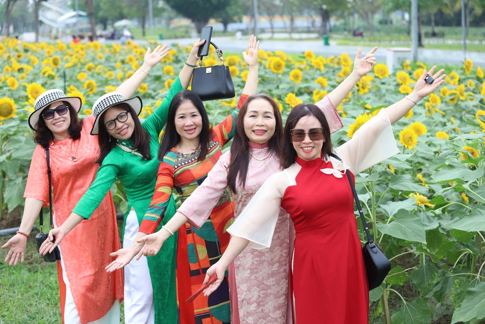 Vườn hoa hướng dương đẹp mê giữa lòng Sài Gòn, du khách náo nứt check-in