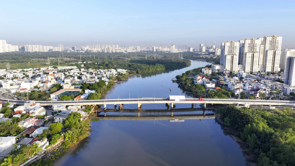 Người dân xúc động trong ngày cầu Phước Long hơn 700 tỉ đồng được thông xe