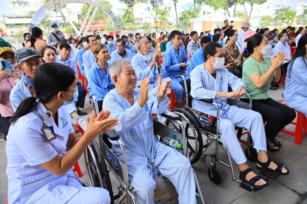 Phiên chợ đặc biệt dành cho bệnh nhân khó khăn tại Bệnh viện Quân Y 175