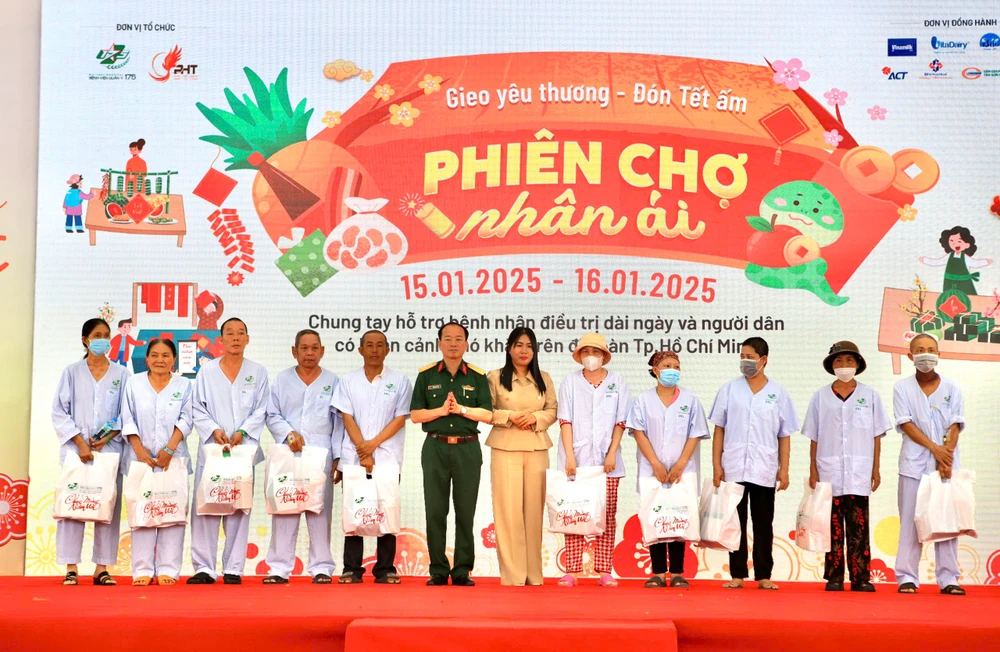 Phiên chợ đặc biệt dành cho bệnh nhân khó khăn tại Bệnh viện Quân Y 175