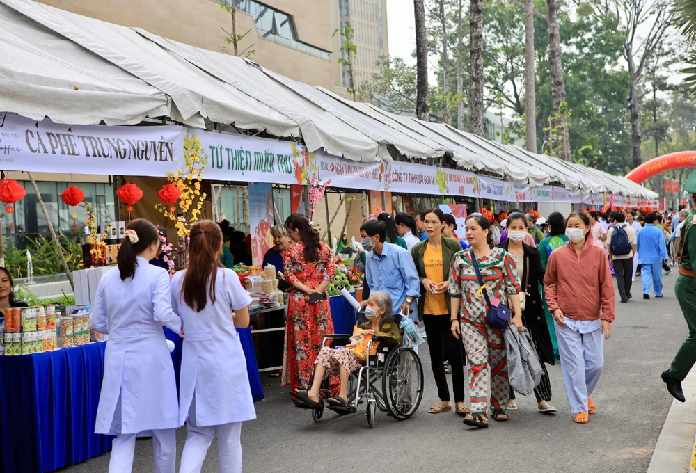 Phiên chợ đặc biệt dành cho bệnh nhân khó khăn tại Bệnh viện Quân Y 175