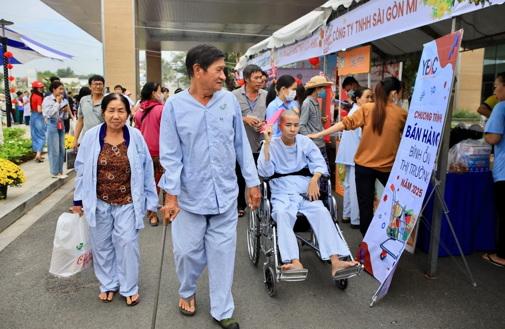 Phiên chợ đặc biệt dành cho bệnh nhân khó khăn tại Bệnh viện Quân Y 175