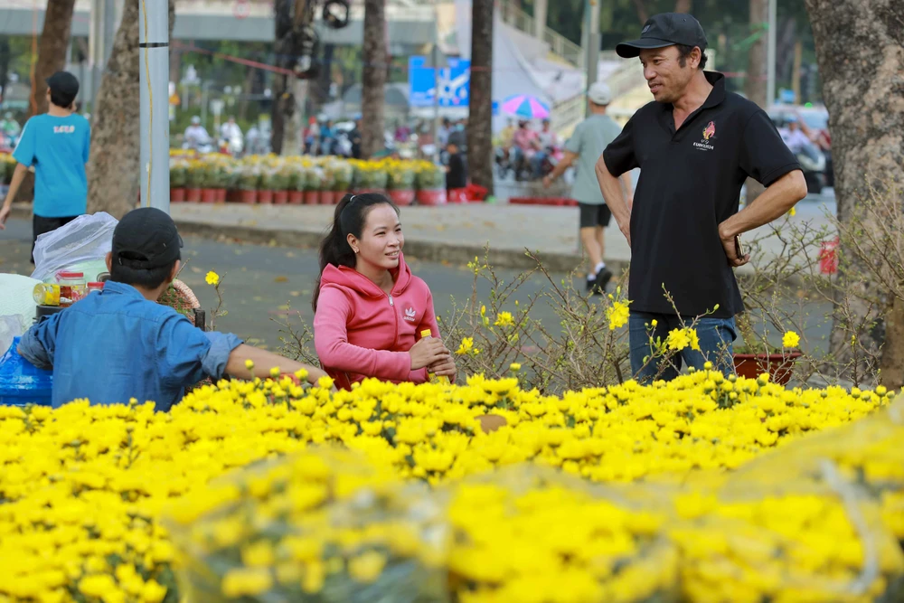 TP.HCM: Chợ hoa Tết vắng người mua, tiểu thương 'buôn chuyện' với nhau hết ngày