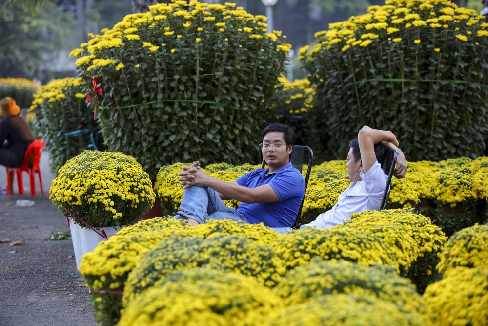 TP.HCM: Chợ hoa Tết vắng người mua, tiểu thương 'buôn chuyện' với nhau hết ngày