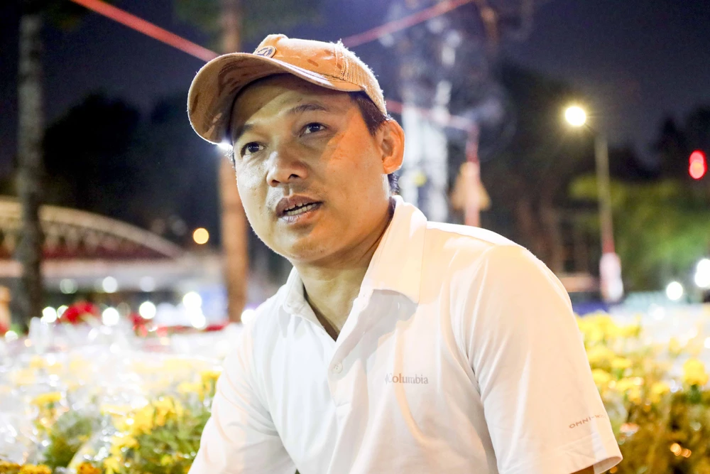 TP.HCM: Chợ hoa Tết vắng người mua, tiểu thương 'buôn chuyện' với nhau hết ngày
