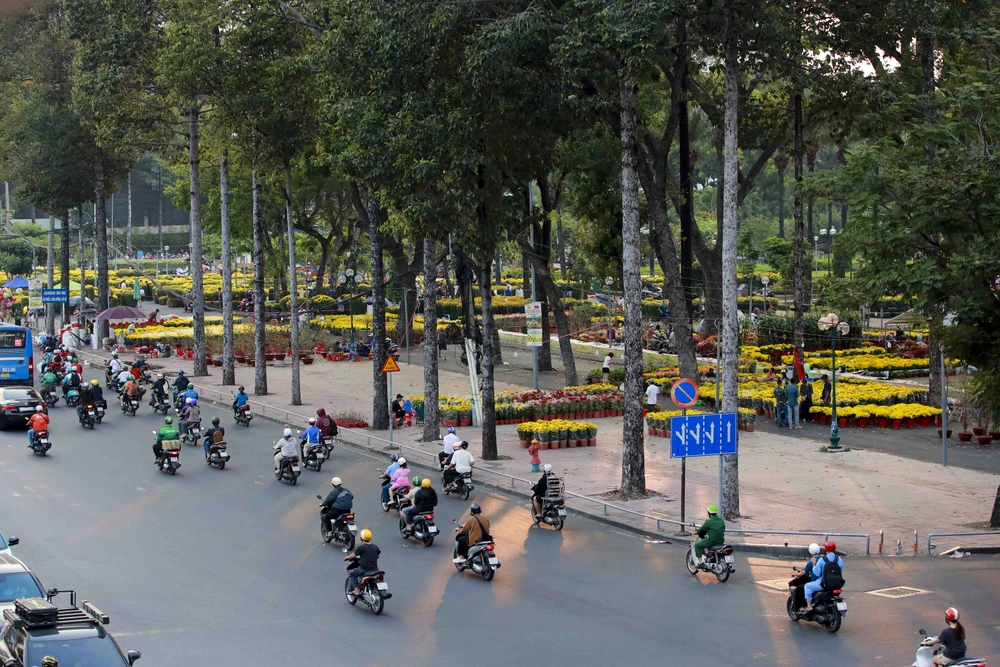 TP.HCM: Chợ hoa Tết vắng người mua, tiểu thương 'buôn chuyện' với nhau hết ngày