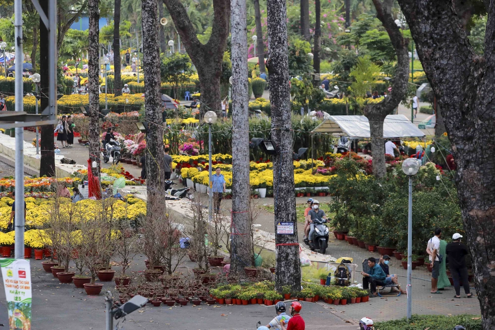 TP.HCM: Chợ hoa Tết vắng người mua, tiểu thương 'buôn chuyện' với nhau hết ngày