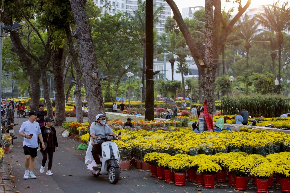 TP.HCM: Chợ hoa Tết vắng người mua, tiểu thương 'buôn chuyện' với nhau hết ngày