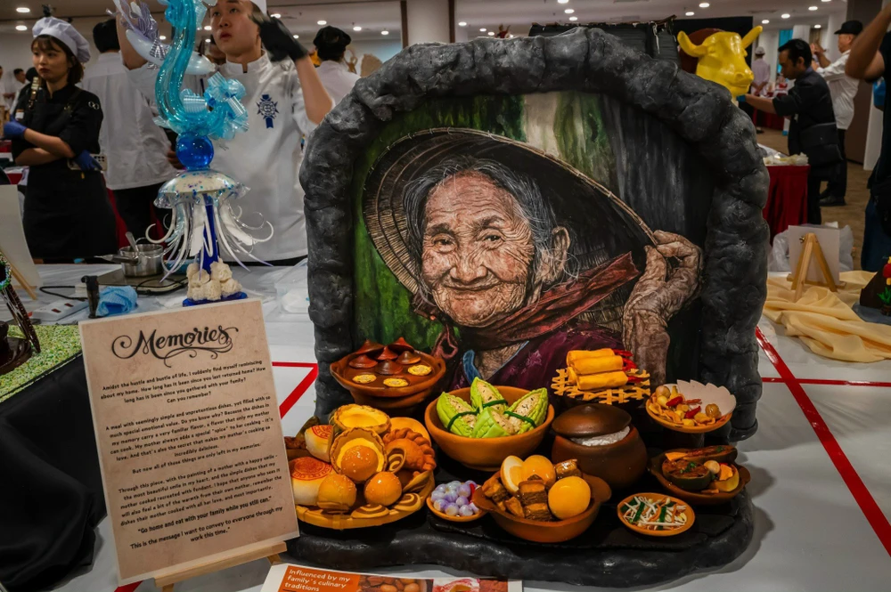 Chàng trai gen Z 'điêu khắc' mâm cơm Tết Việt trên bánh fondant