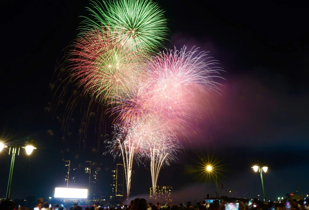 Pháo hoa rực sáng bầu trời TP.HCM chào đón năm mới Ất Tỵ 2025