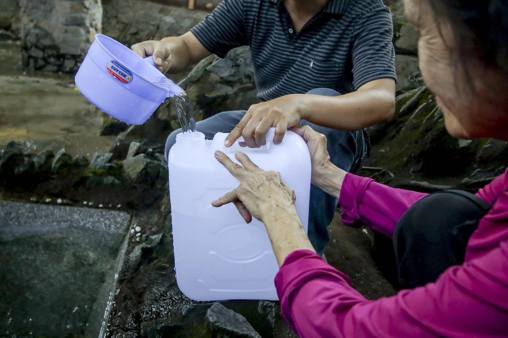 TP.HCM: Đổ xô đi lấy 'nước lành', rước may đầu năm tại Miễu Mạch Nước