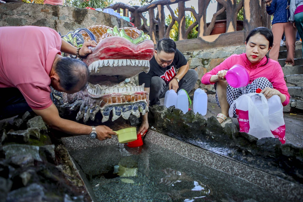 TP.HCM: Đổ xô đi lấy 'nước lành', rước may đầu năm tại Miễu Mạch Nước