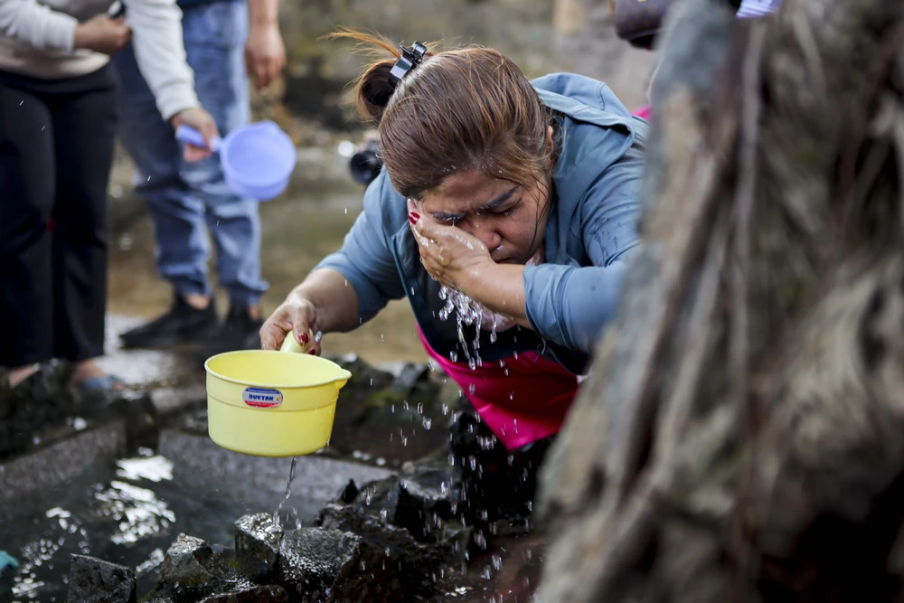 TP.HCM: Đổ xô đi lấy 'nước lành', rước may đầu năm tại Miễu Mạch Nước