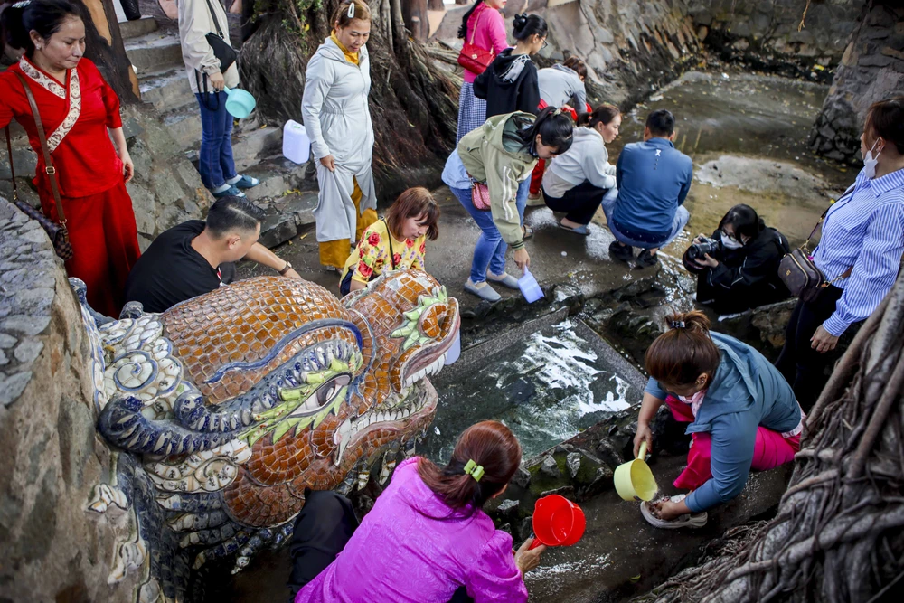 TP.HCM: Đổ xô đi lấy 'nước lành', rước may đầu năm tại Miễu Mạch Nước