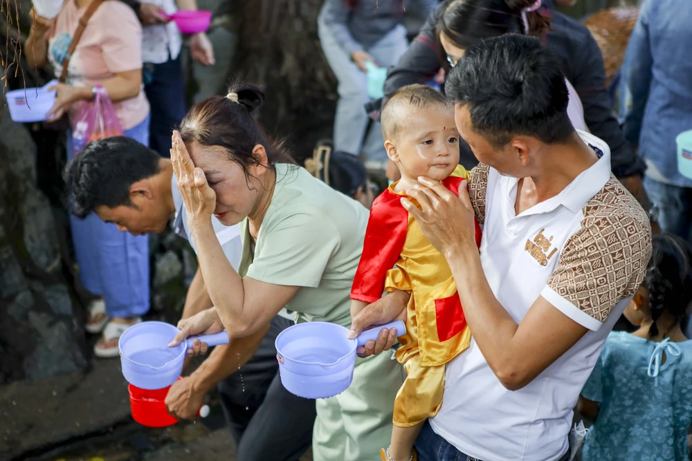 TP.HCM: Đổ xô đi lấy 'nước lành', rước may đầu năm tại Miễu Mạch Nước