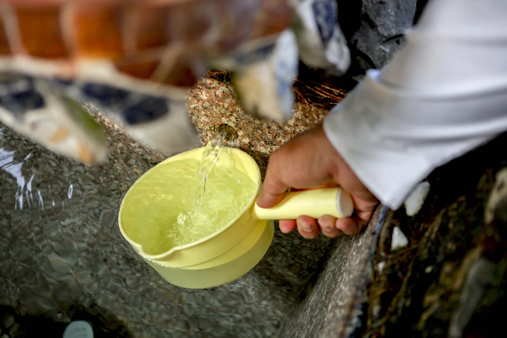 TP.HCM: Đổ xô đi lấy 'nước lành', rước may đầu năm tại Miễu Mạch Nước