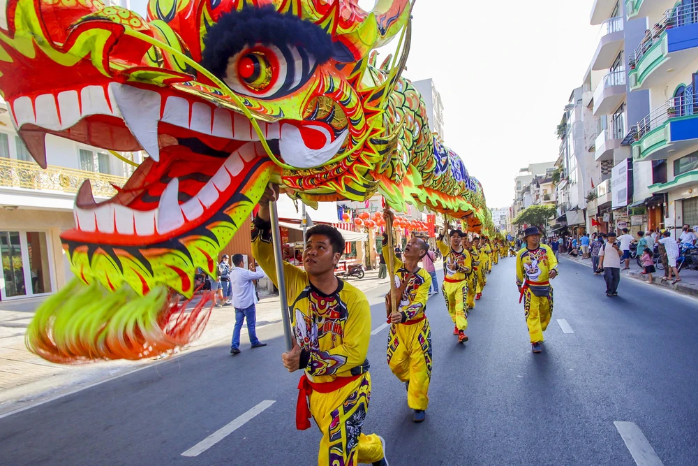 Hơn 800 người Hoa diễu hành trước Tết Nguyên tiêu