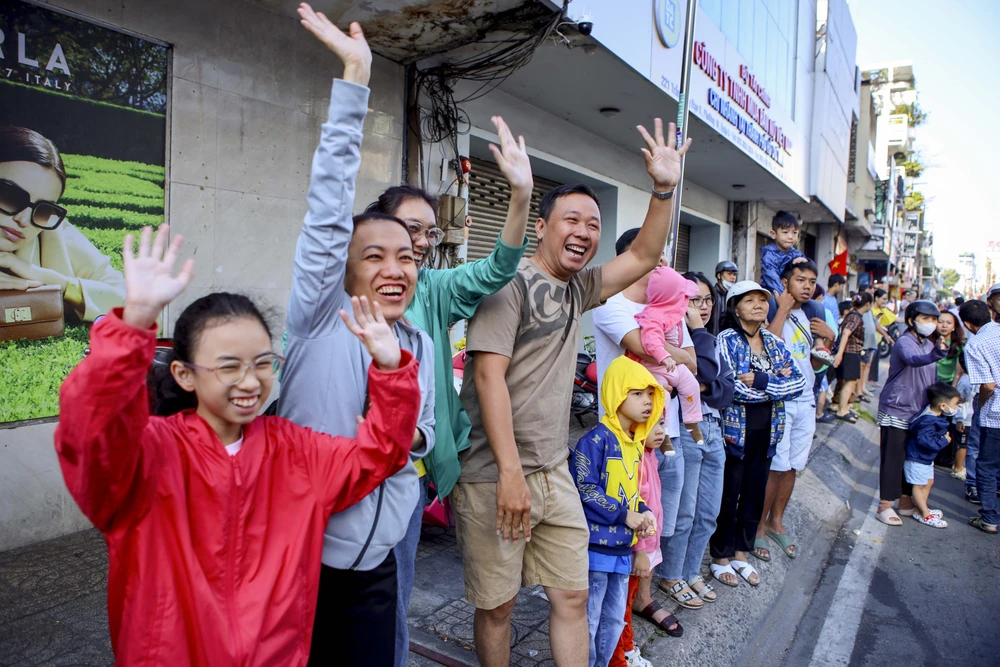 Hơn 800 người Hoa diễu hành trước Tết Nguyên tiêu