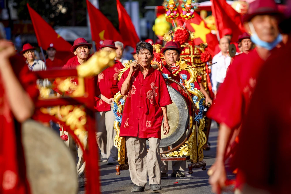 Hơn 800 người Hoa diễu hành trước Tết Nguyên tiêu