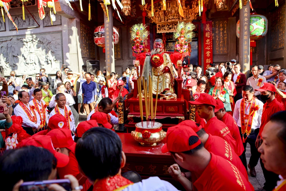 Hơn 800 người Hoa diễu hành trước Tết Nguyên tiêu