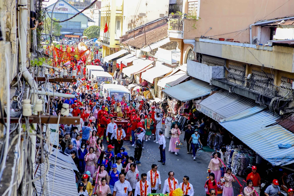 Hơn 800 người Hoa diễu hành trước Tết Nguyên tiêu