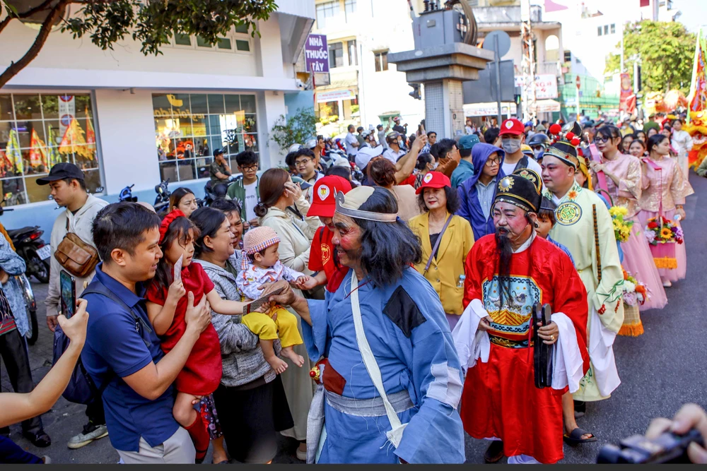 Hơn 800 người Hoa diễu hành trước Tết Nguyên tiêu