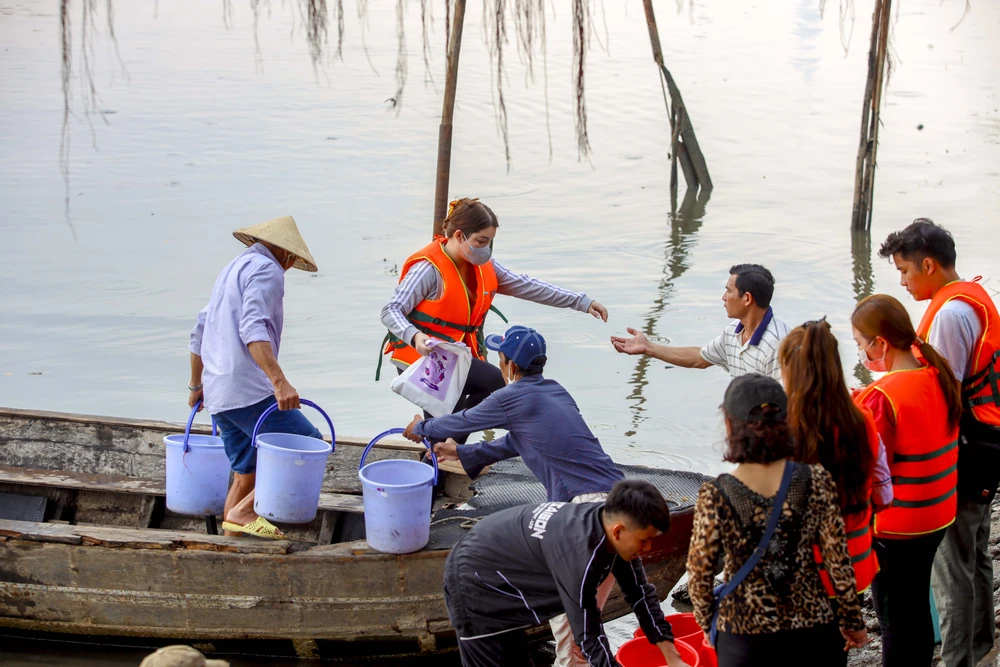 Đông nghẹt người viếng chùa, phóng sinh Rằm tháng Giêng