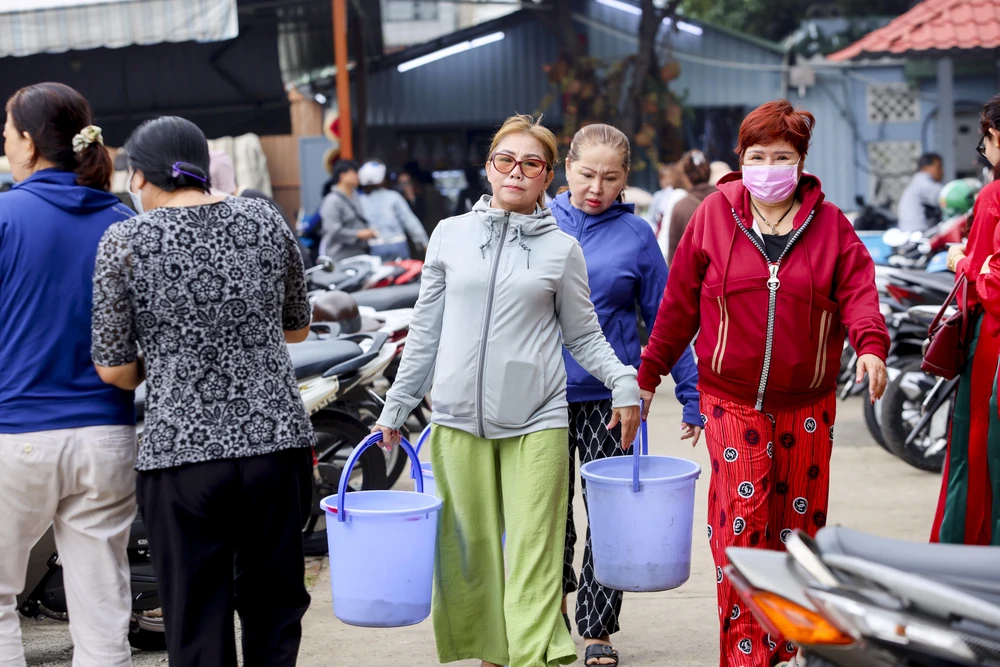 Đông nghẹt người viếng chùa, phóng sinh Rằm tháng Giêng