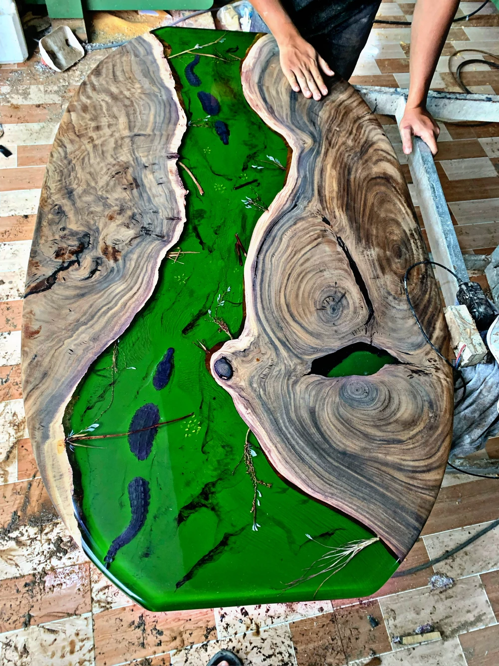 Người đàn ông làm tranh thủy cung bằng nguyên liệu độc đáo