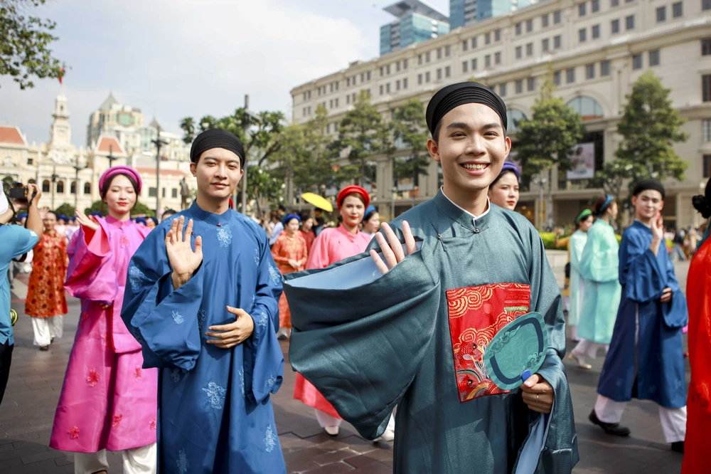 Hơn 1.000 người diễu hành cổ phục trên đường phố Sài Gòn