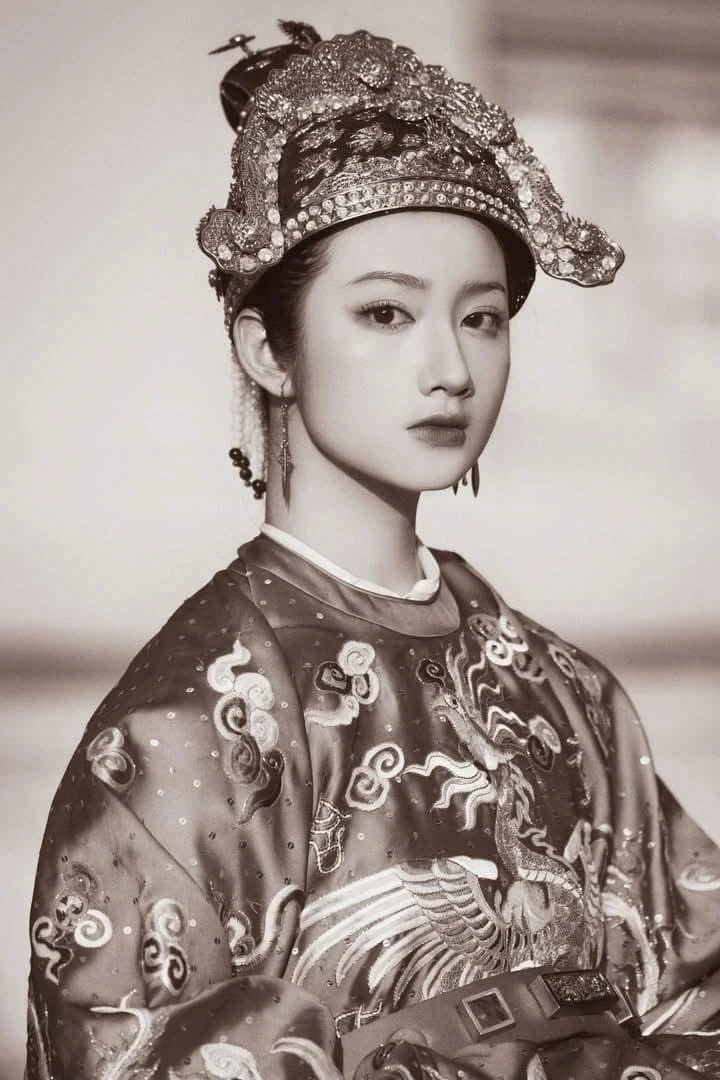 Tham gia diễu hành cổ phục, cô gái gây chú ý vì giống Nam Phương hoàng hậu