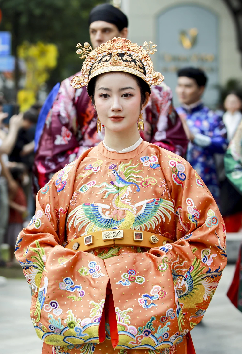 Tham gia diễu hành cổ phục, cô gái gây chú ý vì giống Nam Phương hoàng hậu