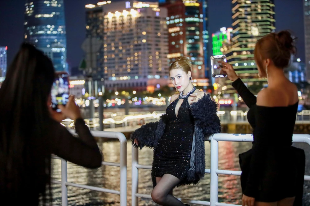 Giới trẻ háo hức săn ảnh hoàng hôn ven sông Sài Gòn, check-in view siêu sang