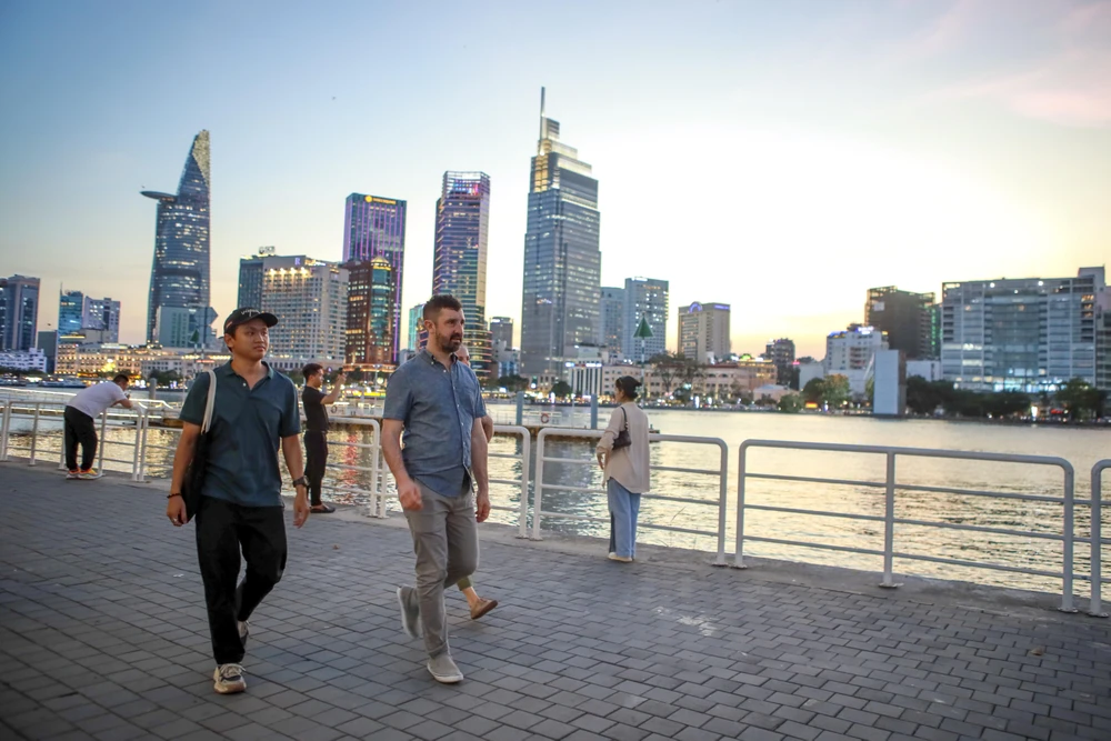 Giới trẻ háo hức săn ảnh hoàng hôn ven sông Sài Gòn, check-in view siêu sang