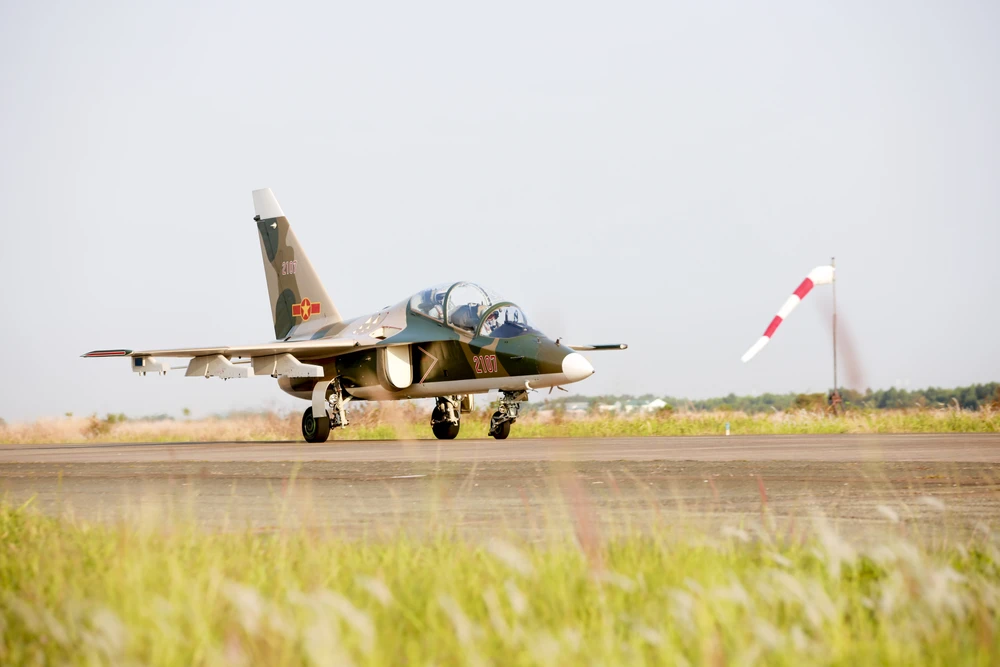 Một ngày tập luyện của không quân bay chào mừng lễ kỷ niệm 30-4