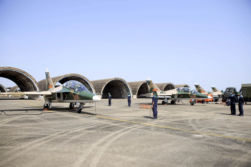 Một ngày tập luyện của không quân bay chào mừng lễ kỷ niệm 30-4