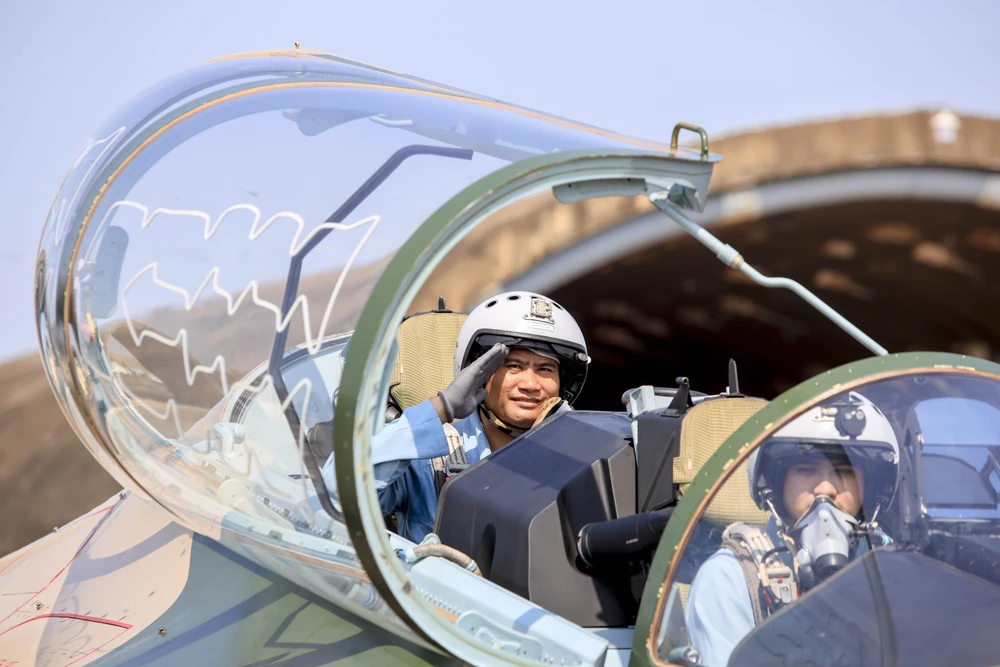 Một ngày tập luyện của không quân bay chào mừng lễ kỷ niệm 30-4