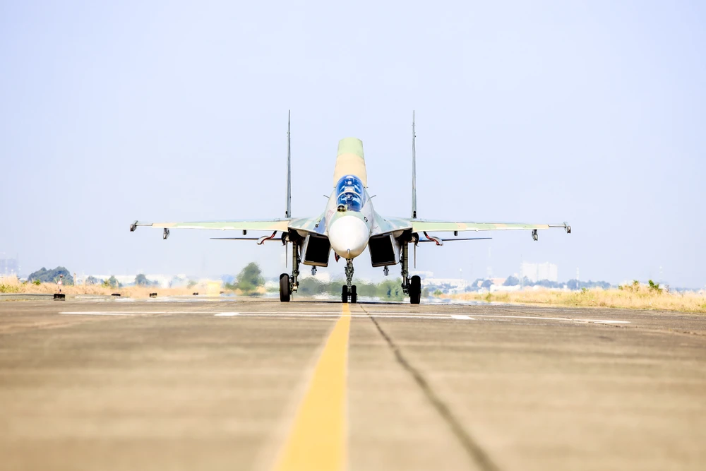 Một ngày tập luyện của không quân bay chào mừng lễ kỷ niệm 30-4