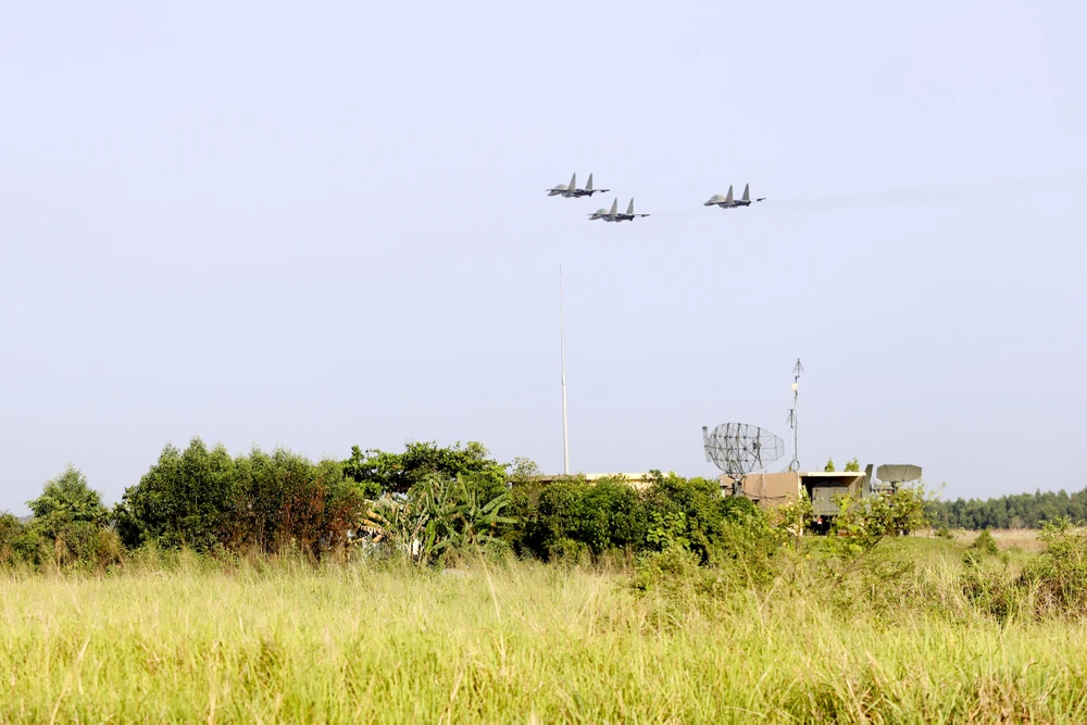 Một ngày tập luyện của không quân bay chào mừng lễ kỷ niệm 30-4