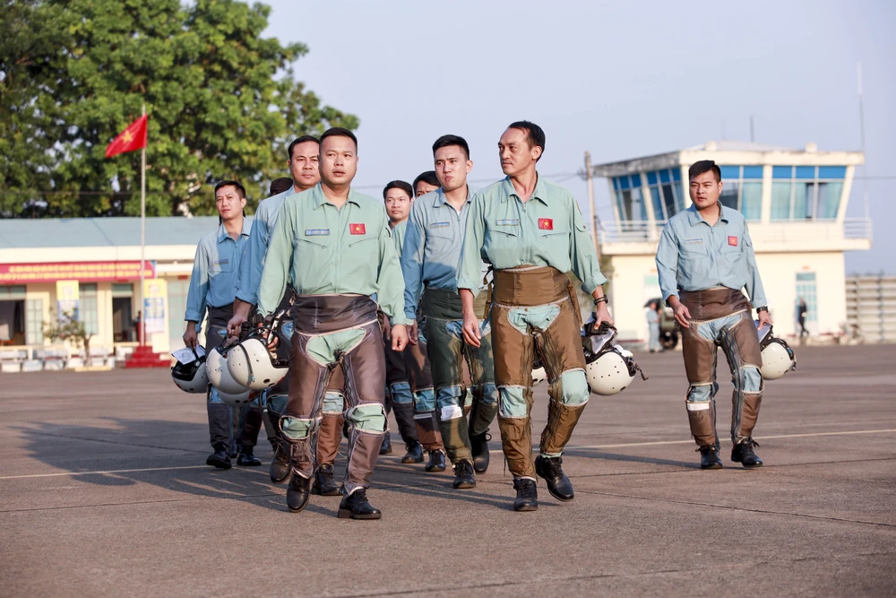 Một ngày tập luyện của không quân bay chào mừng lễ kỷ niệm 30-4