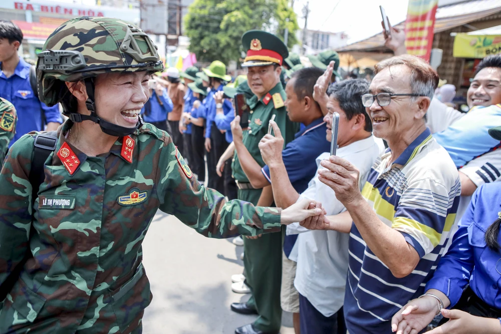 Những hình ảnh xúc động ấm áp tình quân dân ở ga Biên Hòa