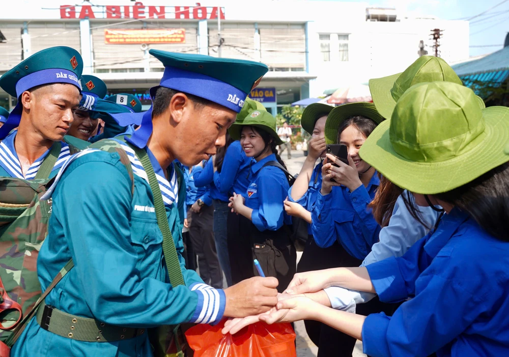 Những hình ảnh xúc động ấm áp tình quân dân ở ga Biên Hòa