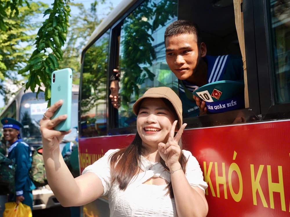 Những hình ảnh xúc động ấm áp tình quân dân ở ga Biên Hòa