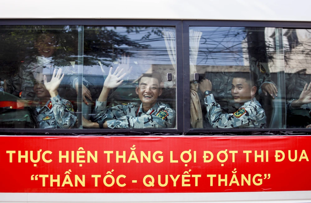 Những hình ảnh xúc động ấm áp tình quân dân ở ga Biên Hòa