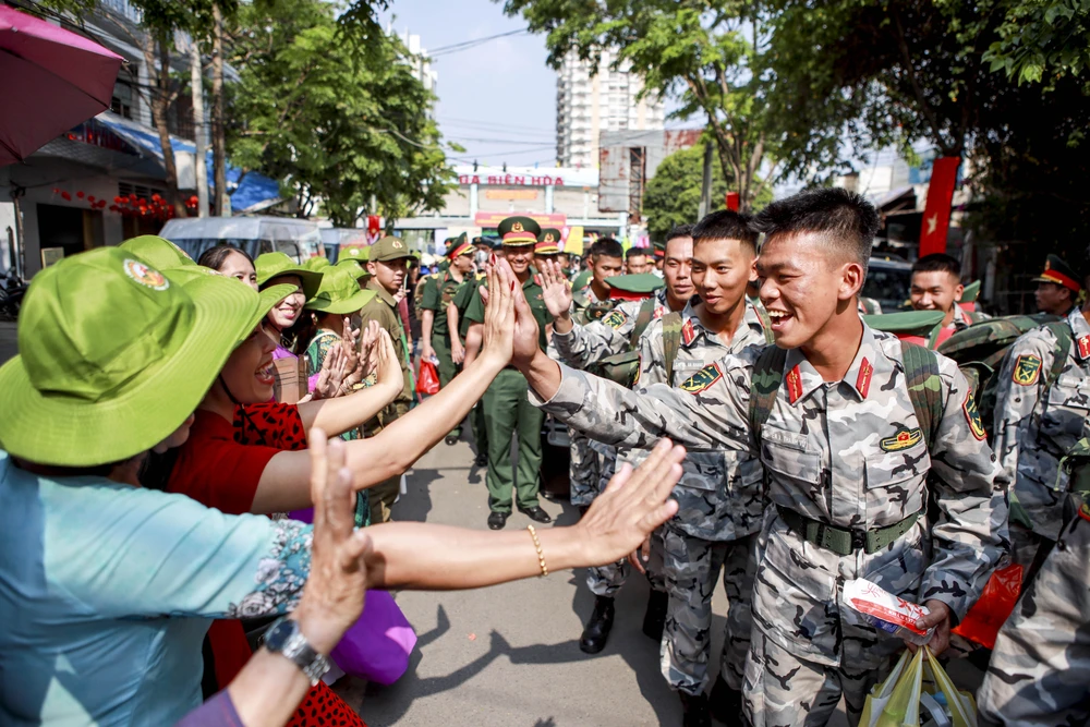 Những hình ảnh xúc động ấm áp tình quân dân ở ga Biên Hòa