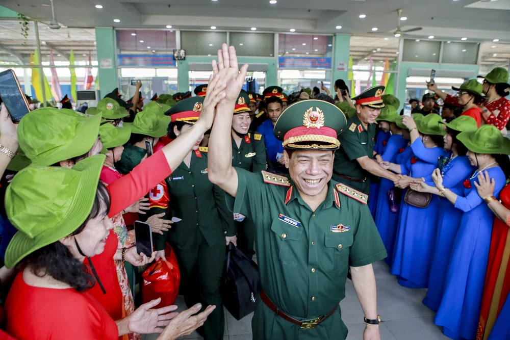 Những hình ảnh xúc động ấm áp tình quân dân ở ga Biên Hòa