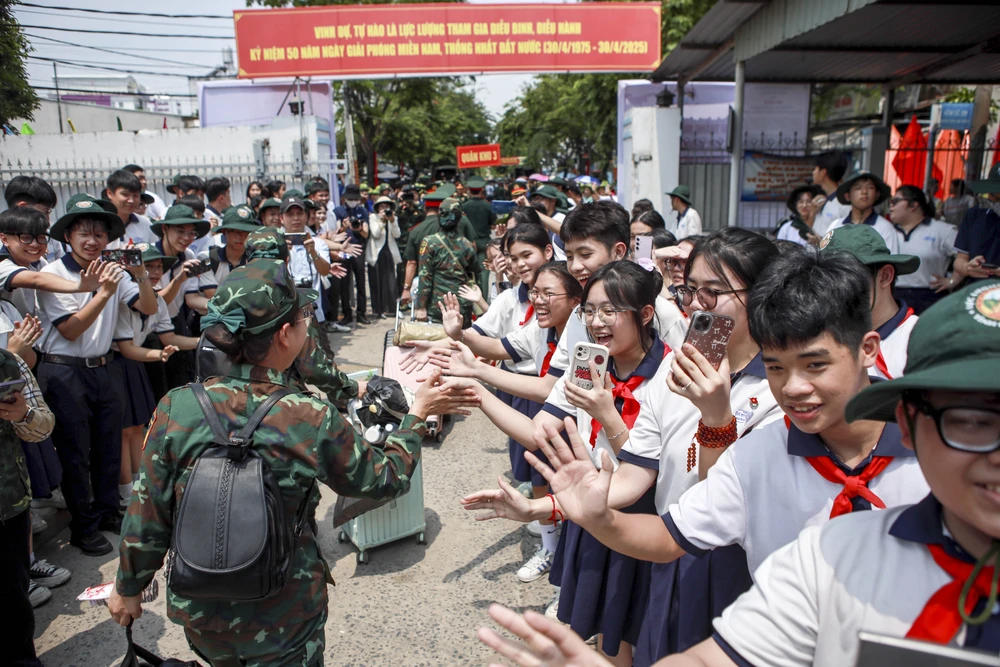 Những hình ảnh xúc động ấm áp tình quân dân ở ga Biên Hòa