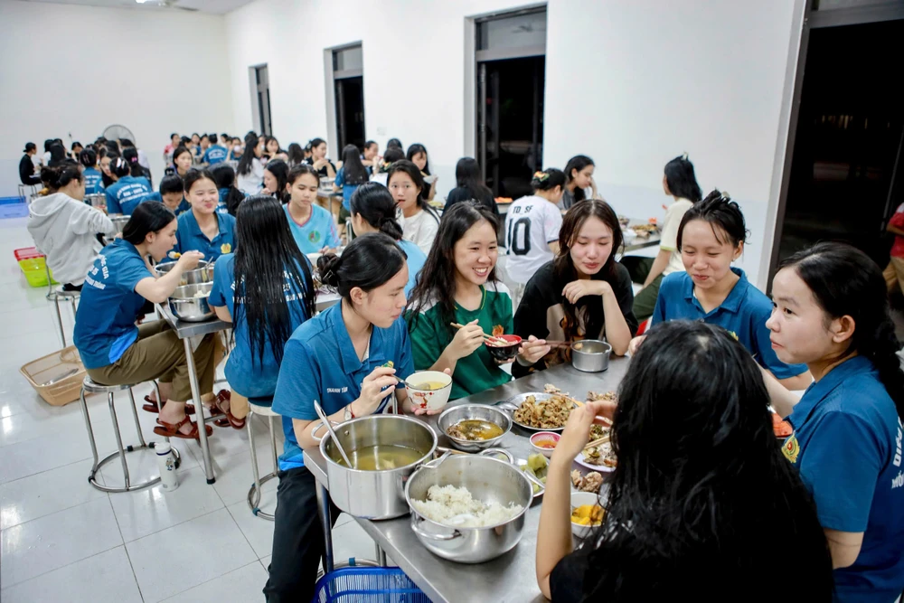 Diễu binh 30-4 Bữa ăn A50 (16).jpg