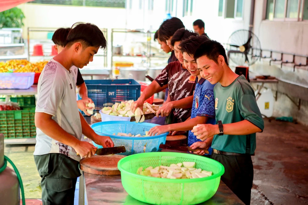 Diễu binh 30-4 Bữa ăn A50 (17).jpg