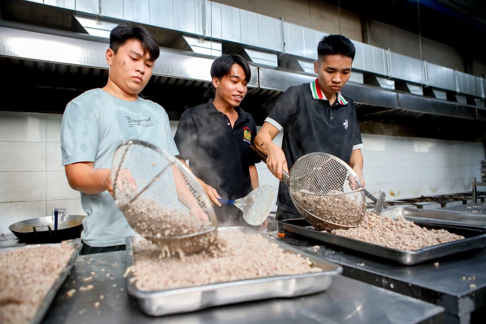 Diễu binh 30-4 Bữa ăn A50 (7).jpg